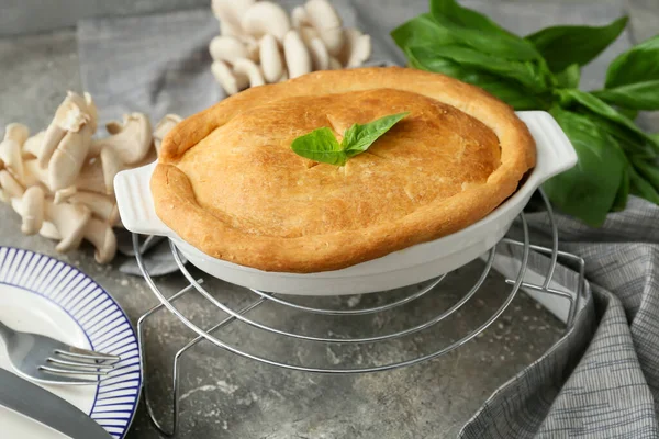 Arkaplanda lezzetli mantarlı turta pişirme.