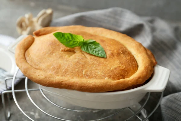 Arkaplanda lezzetli mantarlı turta pişirme.