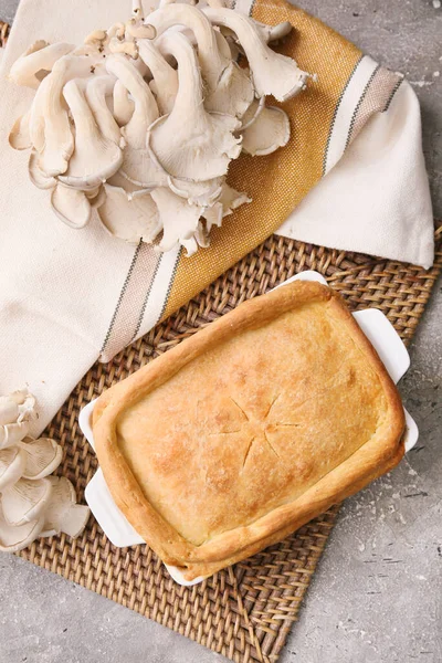 Arkaplanda lezzetli mantarlı turta pişirme.