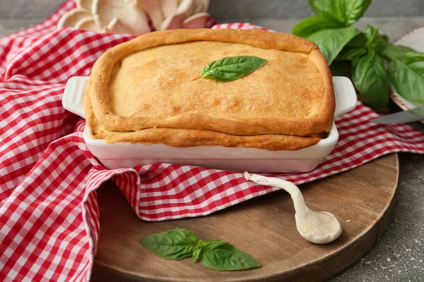 Arkaplanda lezzetli mantarlı turta pişirme.