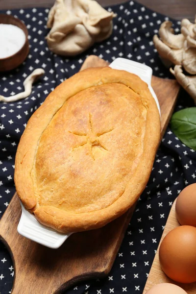 Masada lezzetli mantarlı turta var.