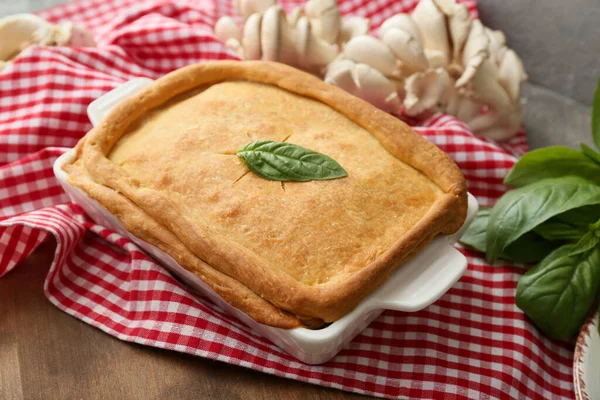 Masada lezzetli mantarlı turta var.