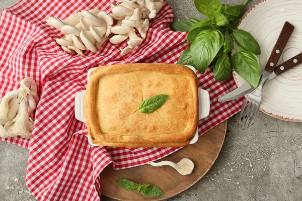 Arkaplanda lezzetli mantarlı turta pişirme.