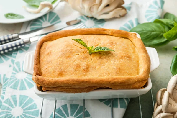 Masada lezzetli mantarlı turta var.