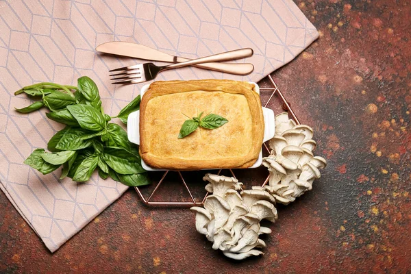 Arkaplanda lezzetli mantarlı turta pişirme.