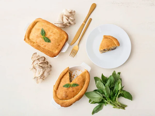 Beyaz ahşap arka planda lezzetli mantarlı tabak ve tabak.