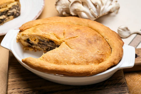 Bej arka planda lezzetli mantarlı fırın yemeği.