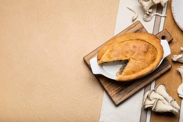 Bej arka planda lezzetli mantarlı fırın yemeği.