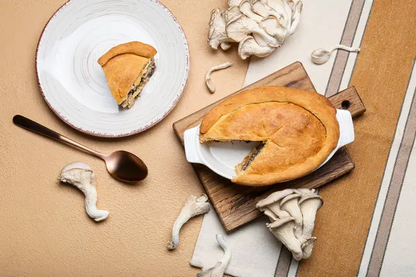 Bej arka planda lezzetli mantarlı yemek ve tabak.