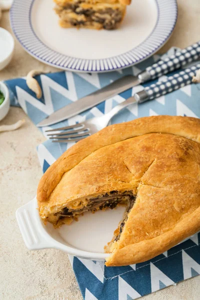 Hafif arka planda lezzetli mantarlı fırın yemeği.