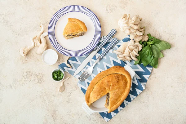 Hafif arka planda lezzetli mantarlı yemek ve tabak.