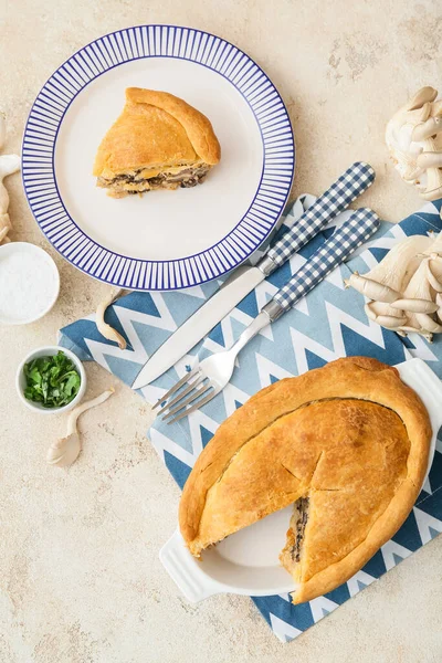 Hafif arka planda lezzetli mantarlı yemek ve tabak.