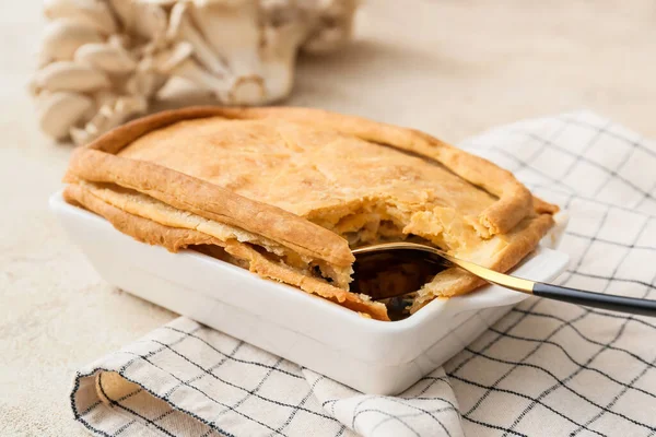 Hafif arka planda lezzetli mantarlı fırın yemeği.