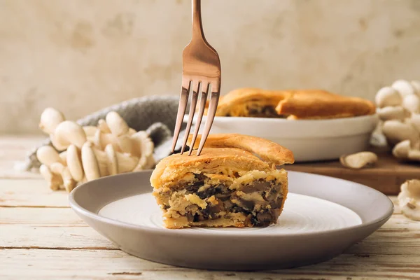 Tabakta lezzetli mantarlı turta var.