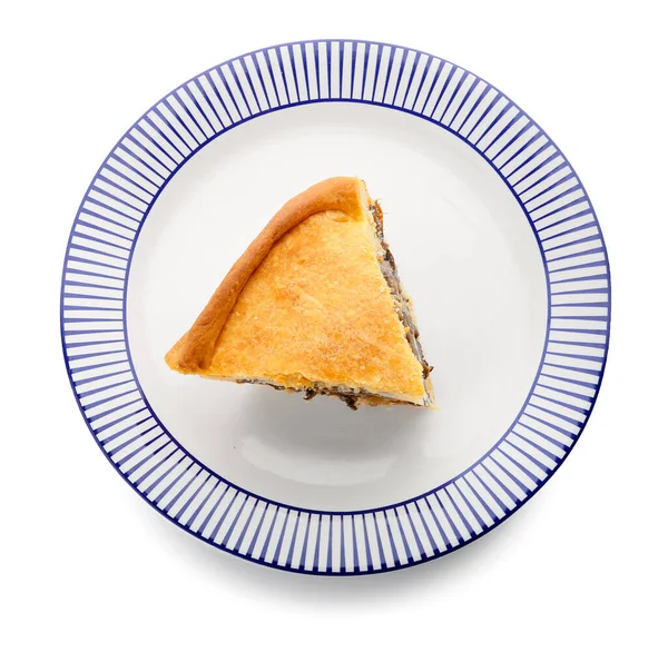 Beyaz arka planda lezzetli mantarlı turta.