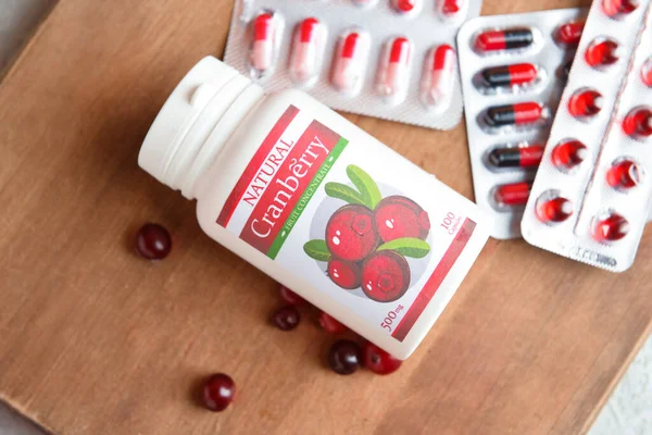 Tahtada sağlıklı yaban mersini hapları