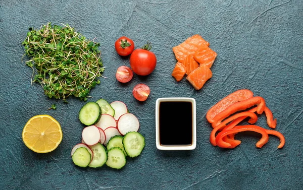 Koyu arkaplanda lezzetli dürtme kasesi hazırlamak için gerekli malzemeler