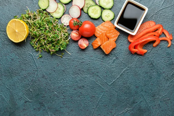 Koyu arkaplanda lezzetli dürtme kasesi hazırlamak için gerekli malzemeler