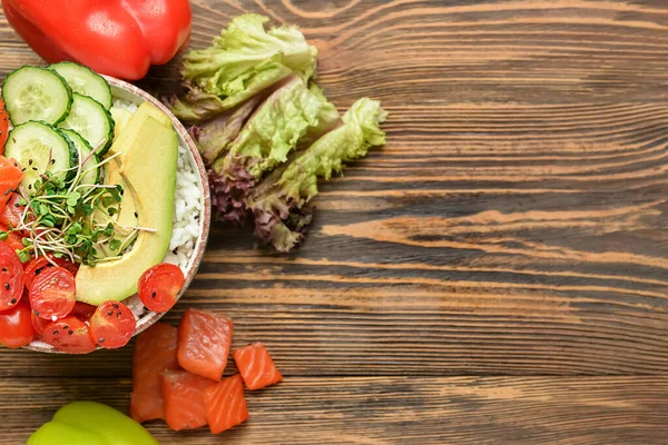 Ahşap arka planda malzemeleri olan lezzetli bir kase.