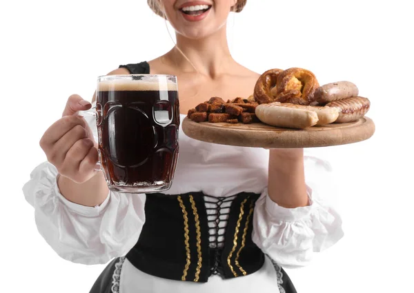 Красивая Женщина Традиционном Немецком Костюме Закусками Кружкой Пива Белом Фоне — стоковое фото