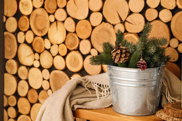木製の壁の近くのクリスマスの枝を持つバケツ — ストック写真