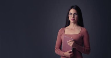 Karanlık arka planda güzel genç iş kadını