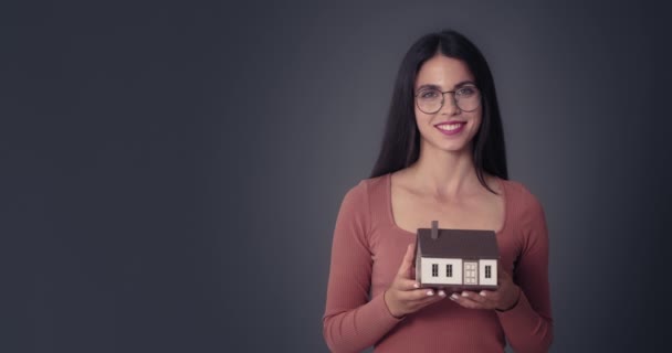 Immobilienmakler Mit Hausfigur Auf Dunklem Hintergrund — Stockvideo
