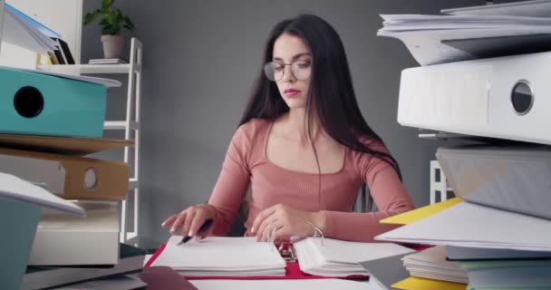 Müde Geschäftsfrau Mit Viel Papierkram Amt — Stockvideo