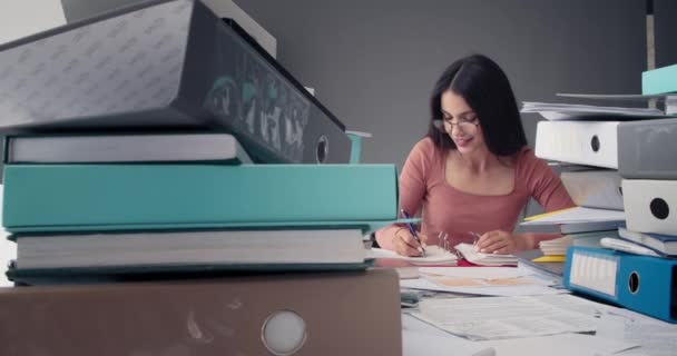 Empresaria Con Mucho Papeleo Oficina — Vídeos de Stock