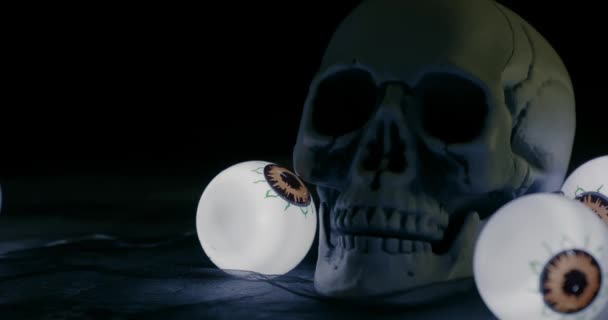 暗い背景に目とクモの形をした頭蓋骨 ハロウィーンの提灯 — ストック動画
