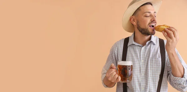 Jovem Roupas Tradicionais Alemãs Com Cerveja Comendo Pretzel Fundo Bege — Fotografia de Stock