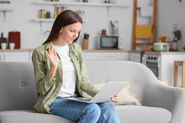 Jovem Mulher Com Laptop Vídeo Conversando Casa — Fotografia de Stock