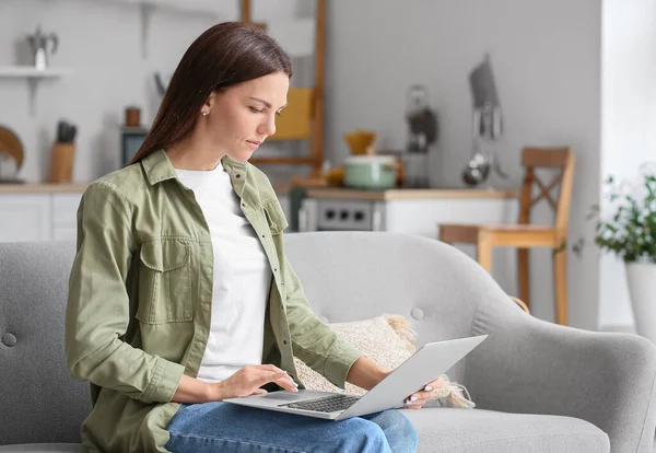 Young Woman Laptop Sitting Sofa Home — Stock Photo, Image