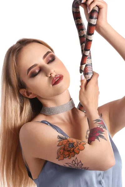 Sexy Jovem Mulher Com Cobra Fundo Branco — Fotografia de Stock