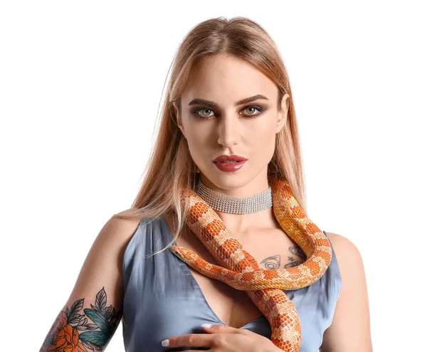 セクシーな若いです女性とともにヘビ上の白い背景 — ストック写真