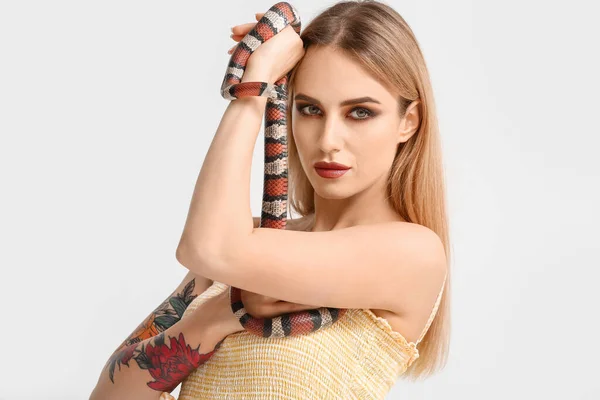 Sexy Jovem Mulher Com Cobra Fundo Claro — Fotografia de Stock