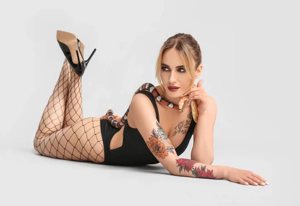 Sexy Joven Mujer Con Serpientes Sobre Fondo Claro — Foto de Stock