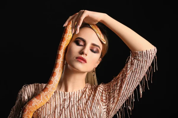 Sexy Giovane Donna Con Serpente Sfondo Nero — Foto Stock