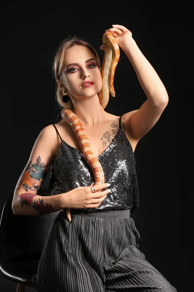 Sexy Jovem Mulher Com Cobra Fundo Preto — Fotografia de Stock