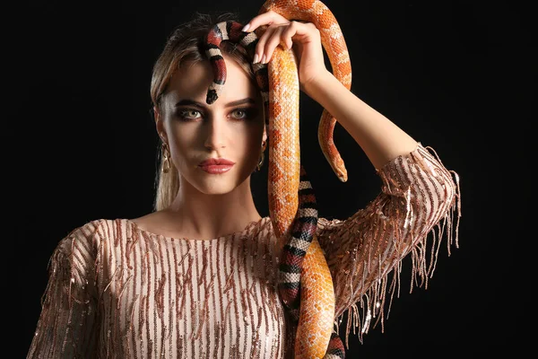 Sexy Jonge Vrouw Met Slangen Zwarte Achtergrond — Stockfoto