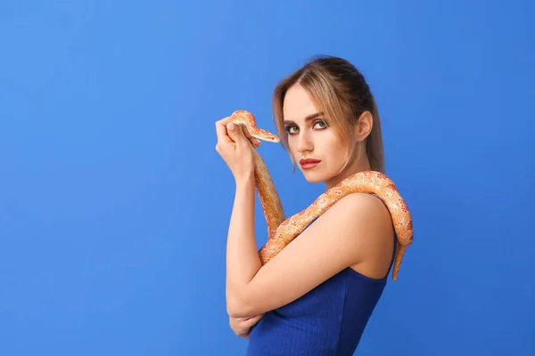 Sexy Mujer Joven Con Serpiente Fondo Color —  Fotos de Stock