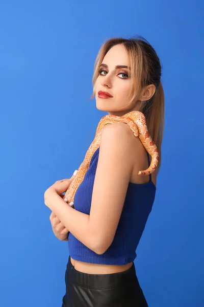 Sexy Giovane Donna Con Serpente Sfondo Colore — Foto Stock