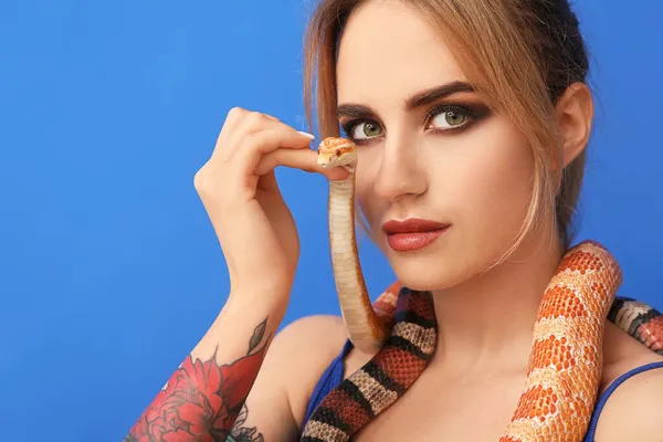 Sexy Jovem Mulher Com Cobras Fundo Cor — Fotografia de Stock