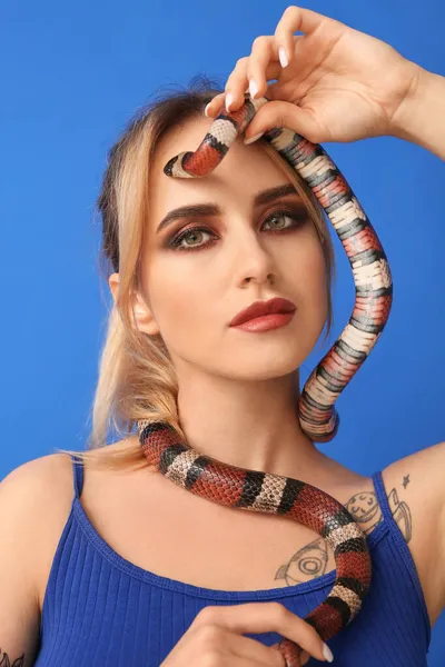 Sexy Jeune Femme Avec Serpent Sur Fond Couleur — Photo