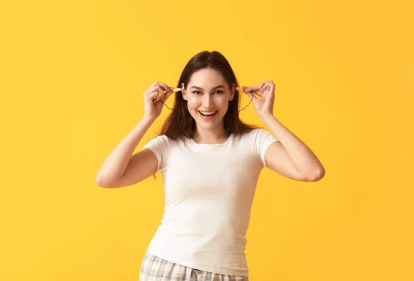 Bella Giovane Donna Con Tappi Orecchie Sfondo Giallo — Foto Stock