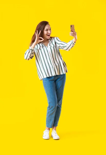 Schöne Junge Frau Macht Selfie Auf Gelbem Hintergrund — Stockfoto