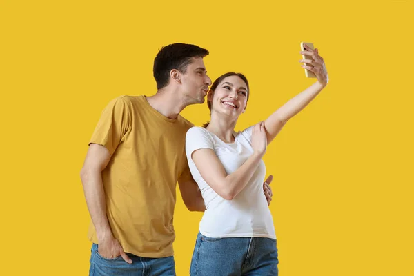 Casal Jovem Tomando Selfie Fundo Amarelo — Fotografia de Stock