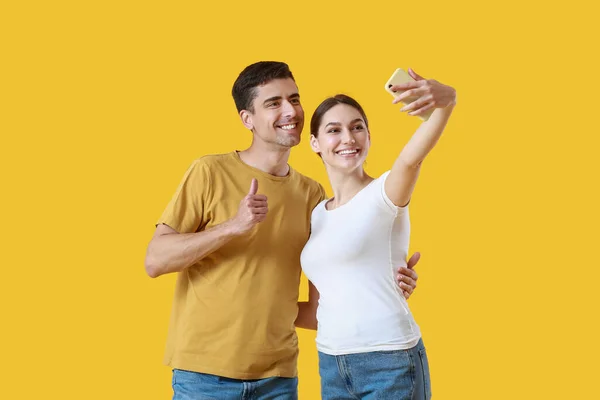 Young Couple Taking Selfie Yellow Background — Stock Photo, Image