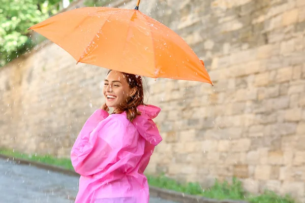 Bella Giovane Donna Con Ombrello All Aperto — Foto Stock