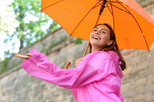 Schöne Junge Frau Mit Regenschirm Freien — Stockfoto